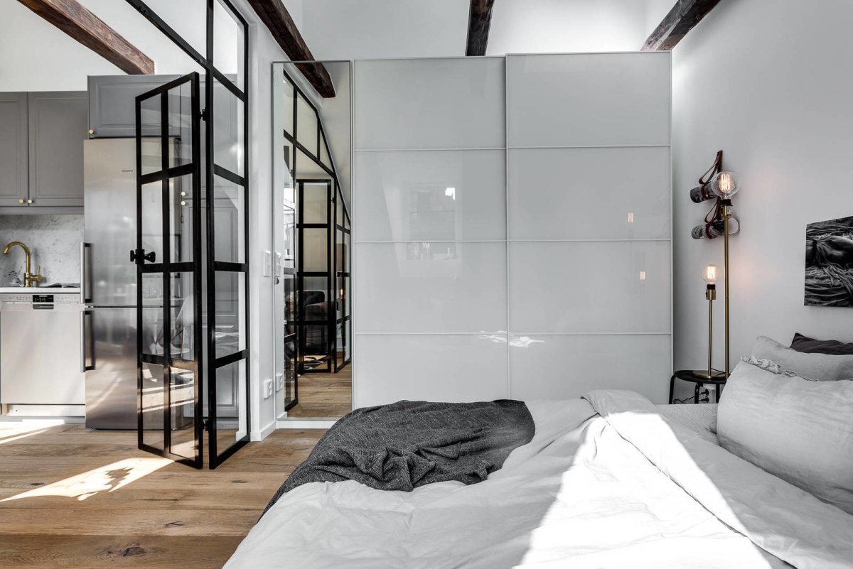 Спальня за стеклянной перегородкой