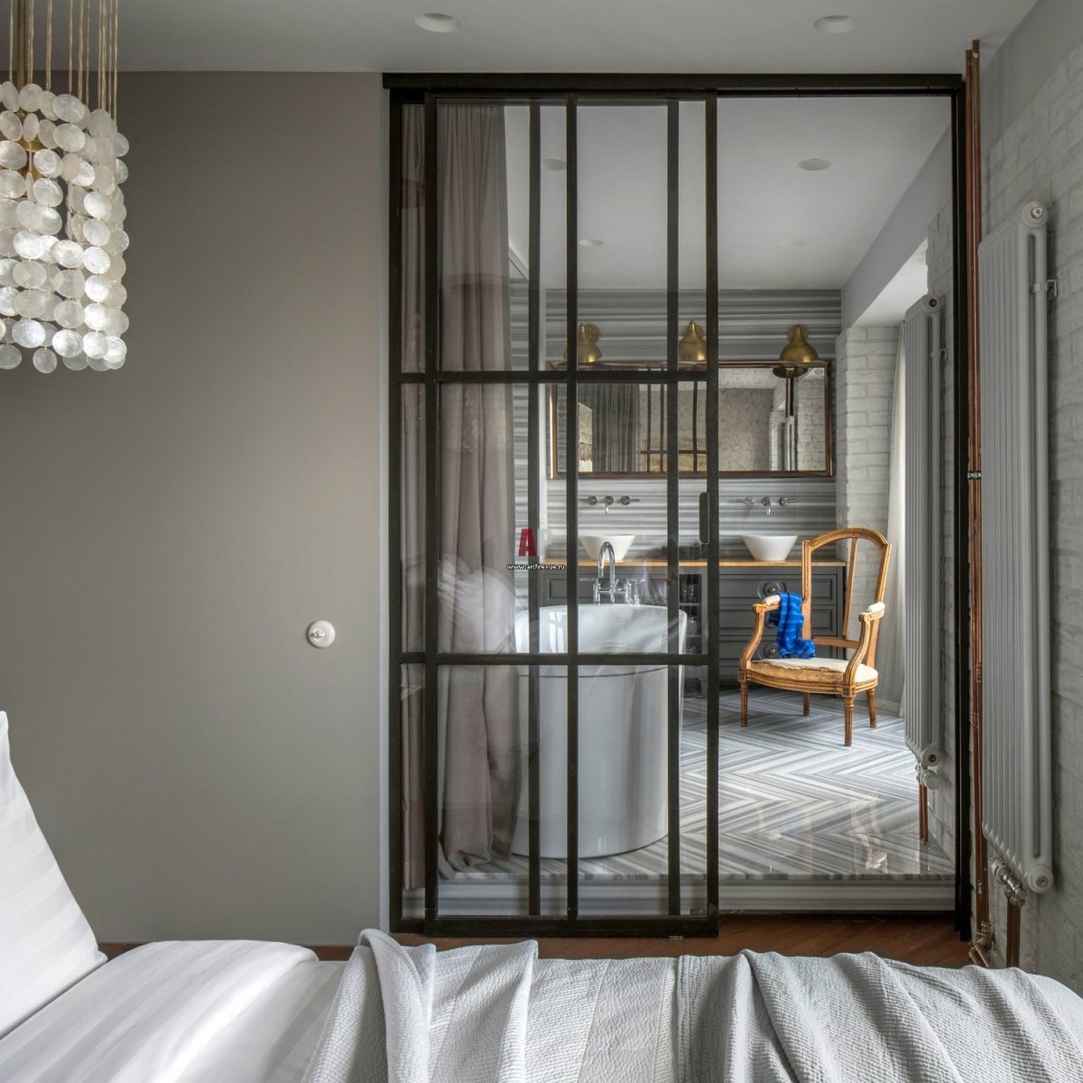 Спальня отделенная раздвижной перегородкой