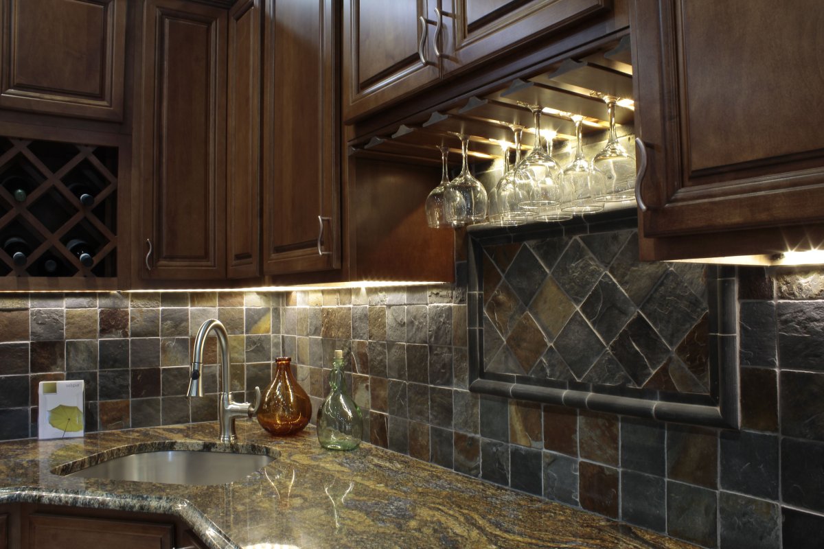 Столешница и фартук из плитки на кухне