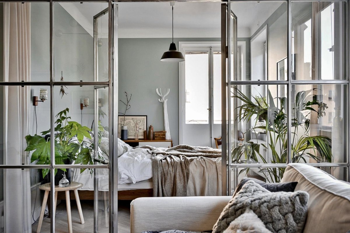 Спальня с прозрачной перегородкой
