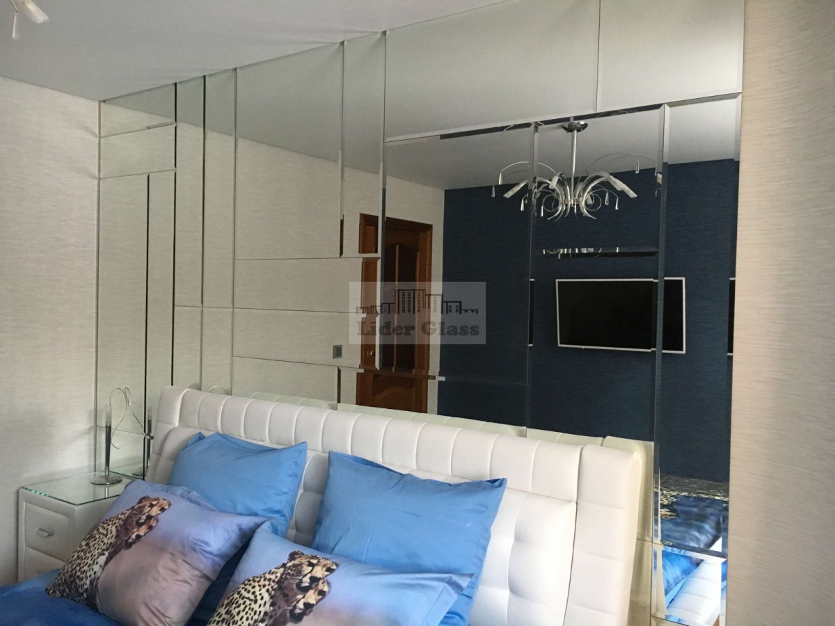 Стеклянная перегородка на подиуме