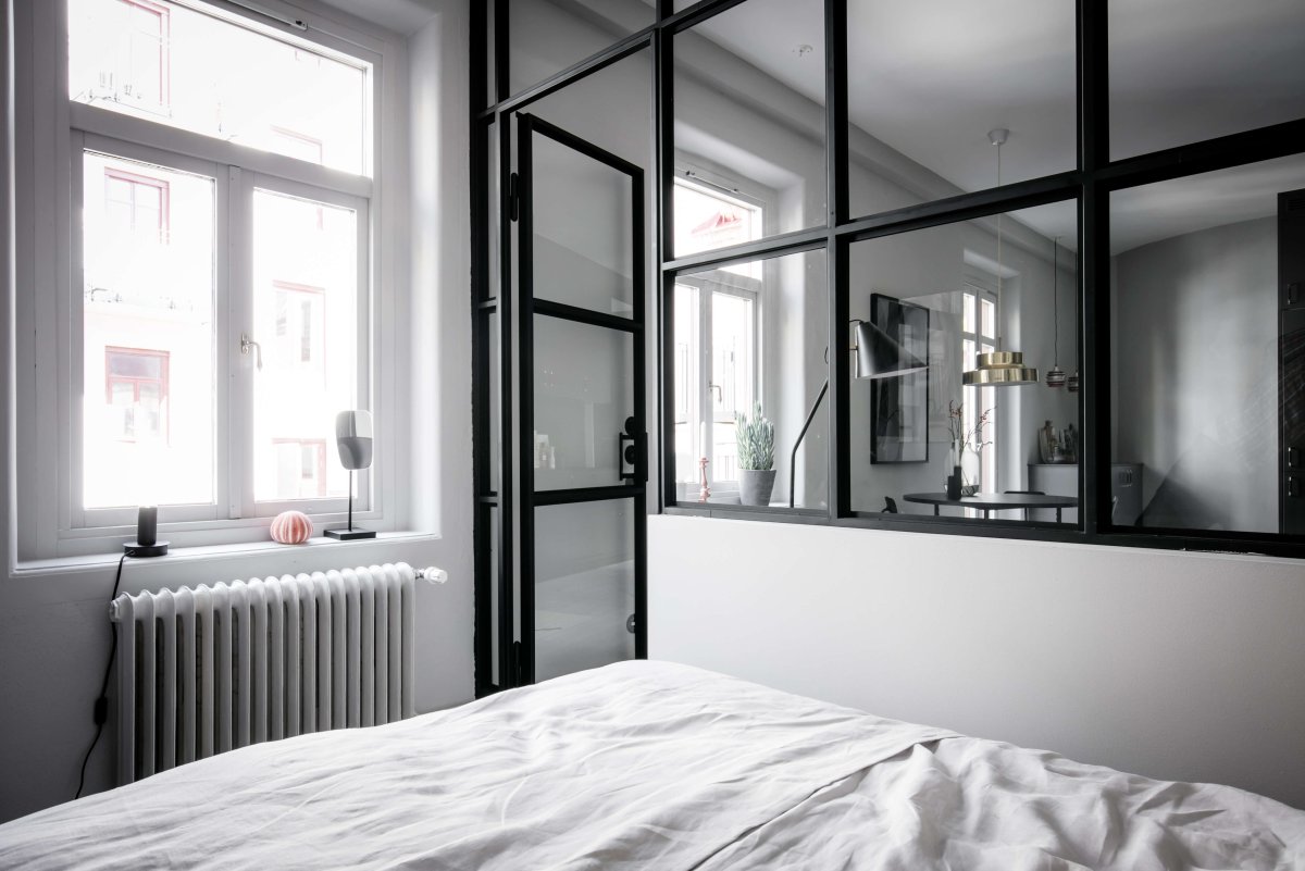 Спальня за стеклянной перегородкой лофт