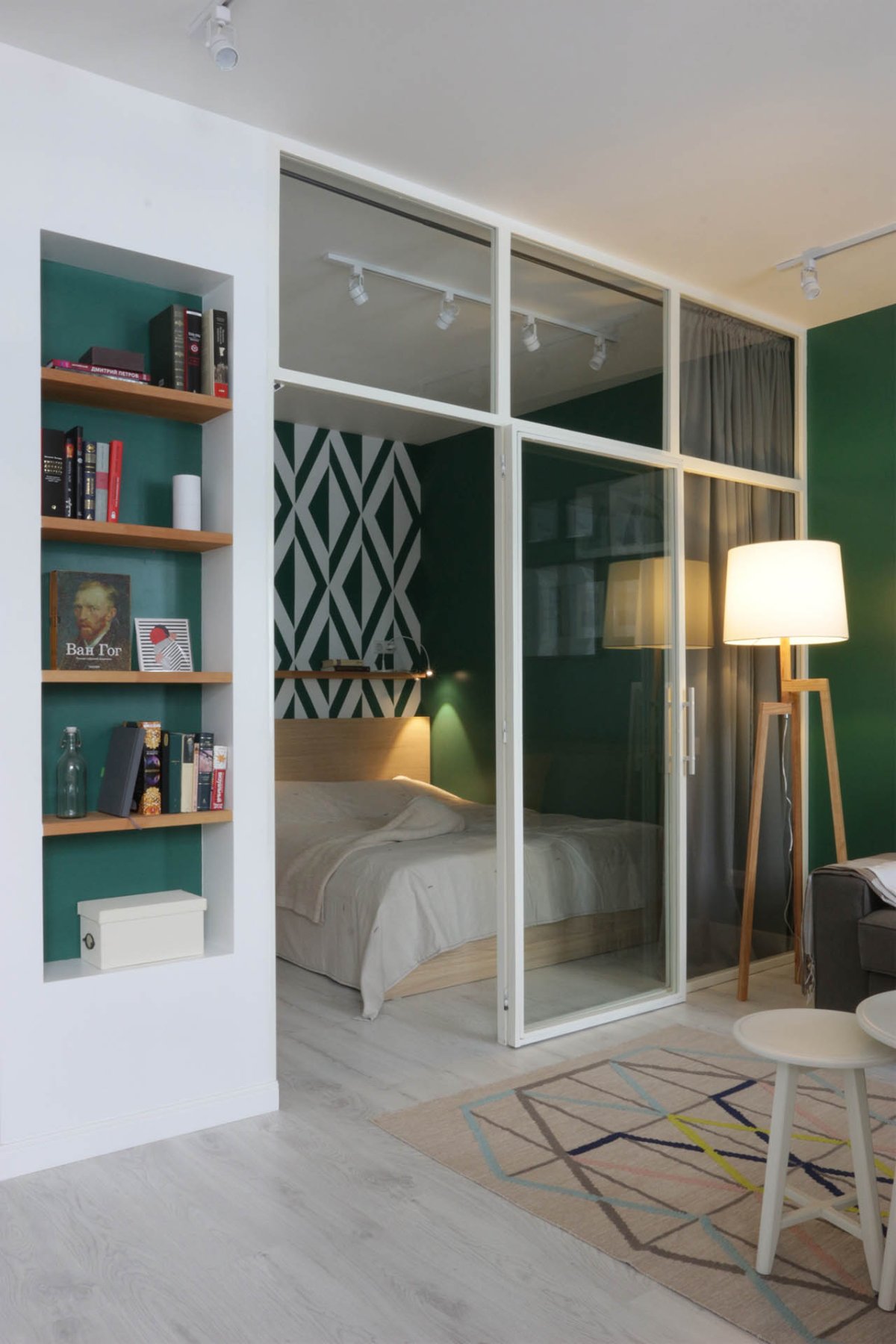 Спальня отделенная стеклянной перегородкой