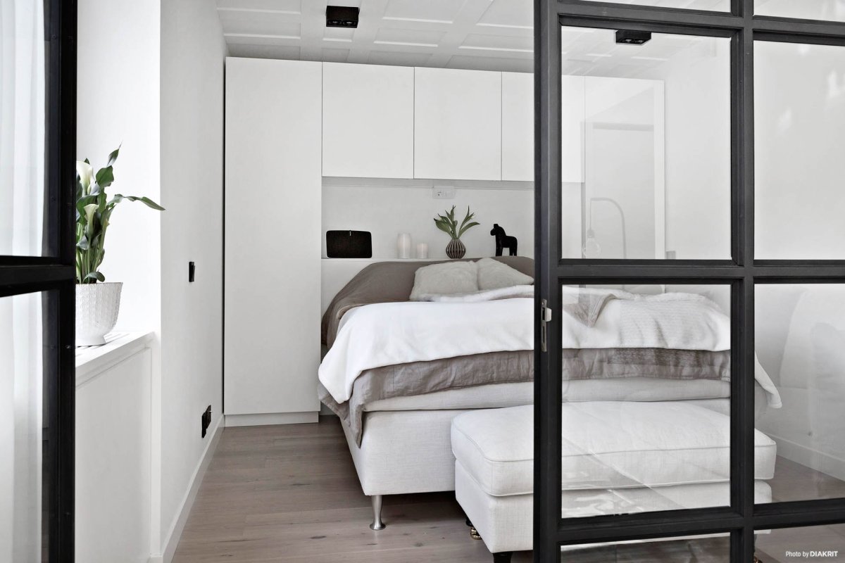 Кровать за стеклянной перегородкой