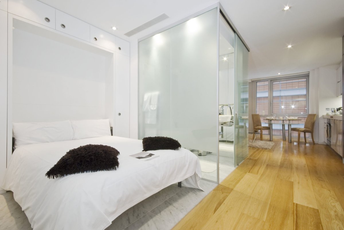 Стеклянная стена в спальне