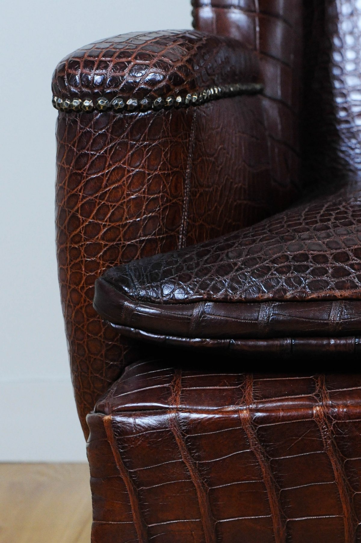 Диван из крокодиловой кожи