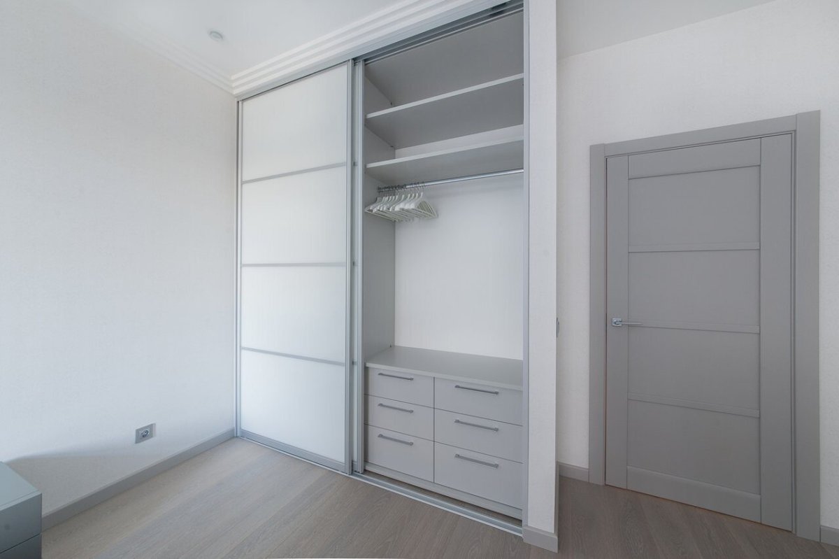 Шкаф-купе в прихожую с зеркалом