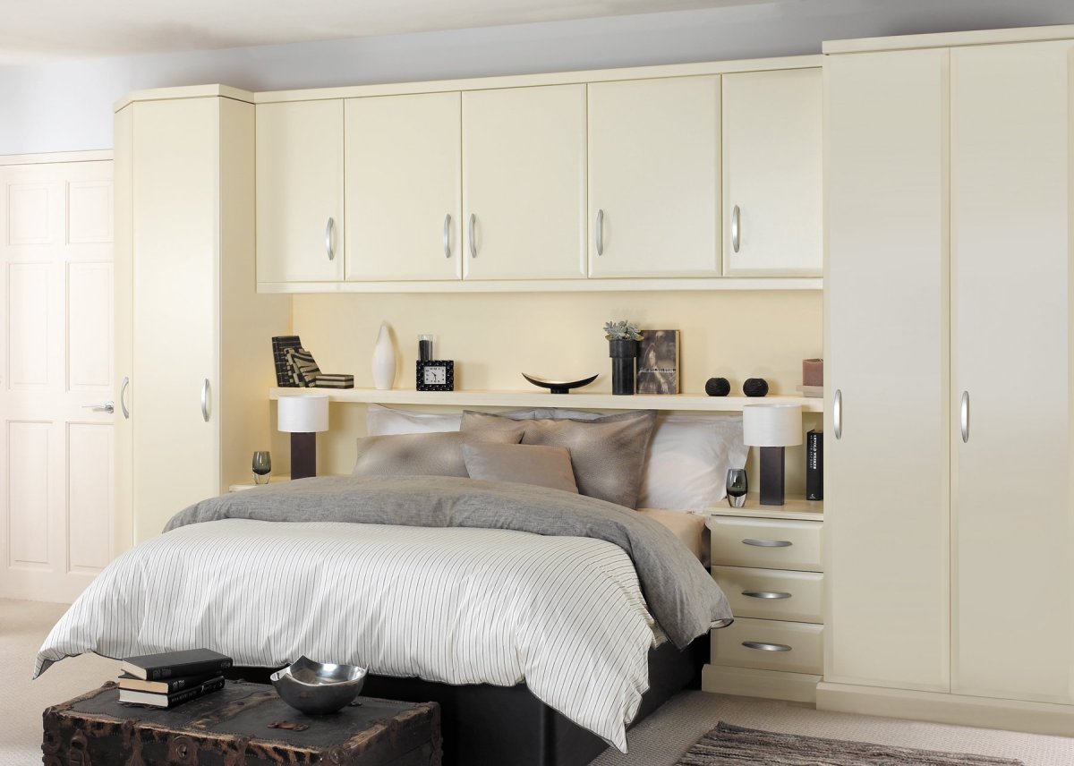 Интерьер спальни с книжными полками