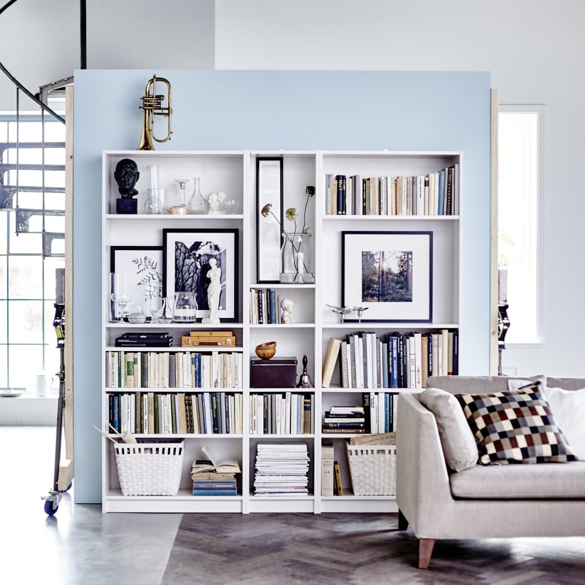 Книжный стеллаж вокруг дверного проема