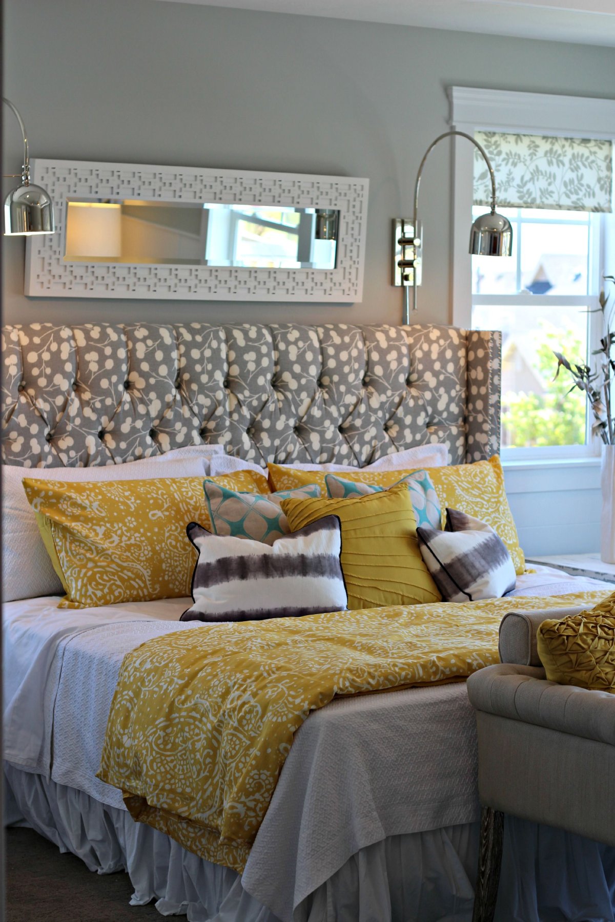 Спальня в светлых тонах