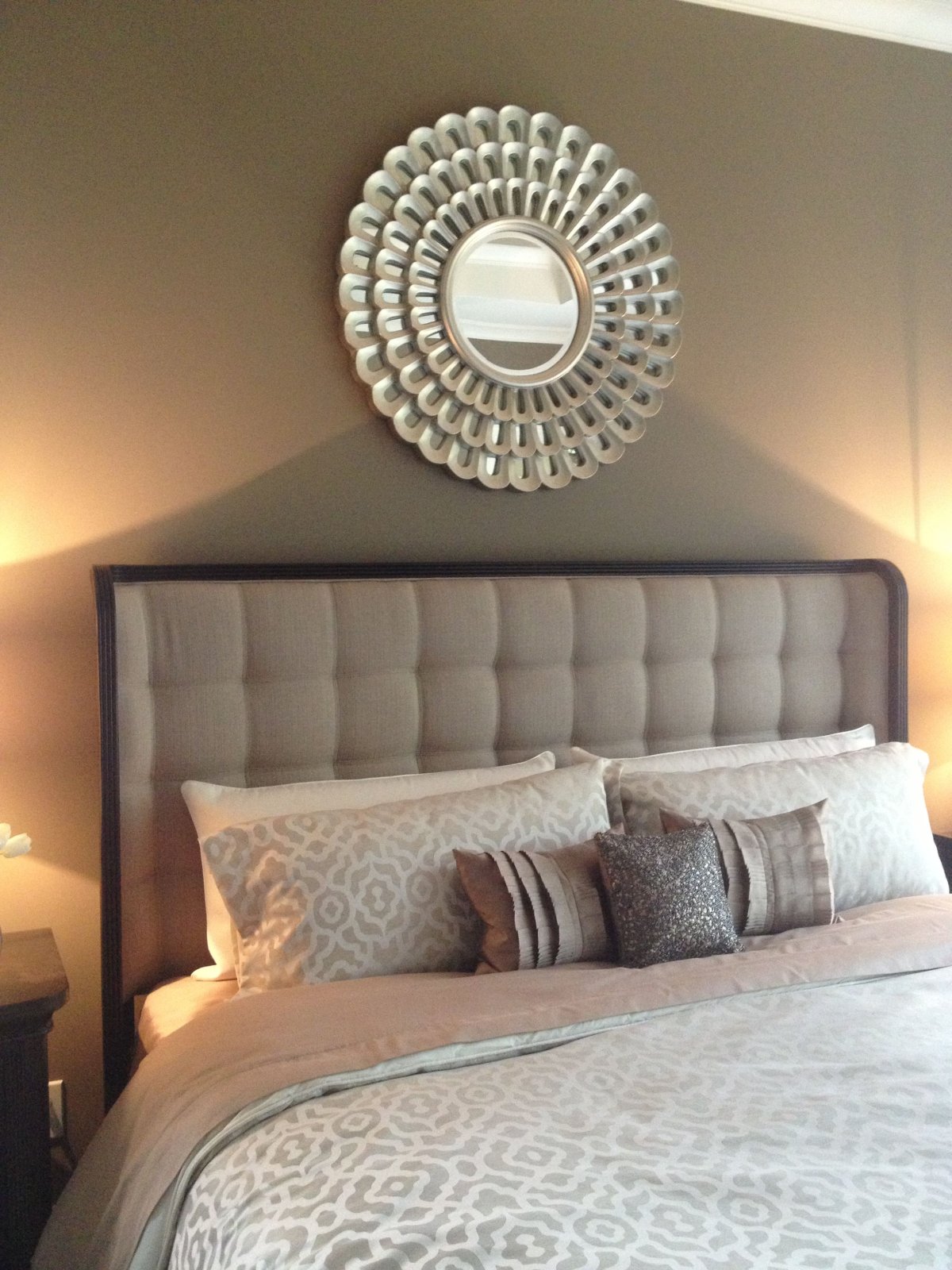 Зеркало над кроватью