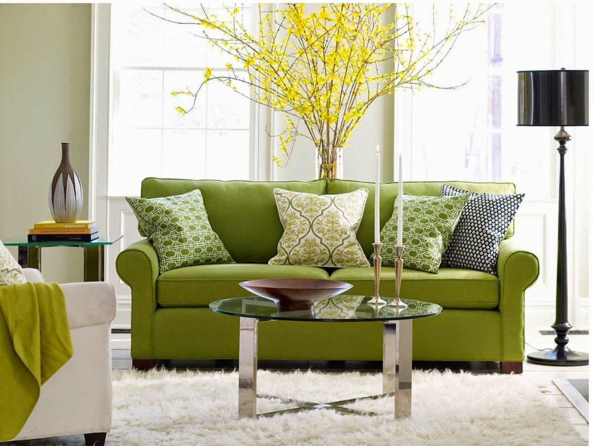 Ярко фисташковый диван в интерьере