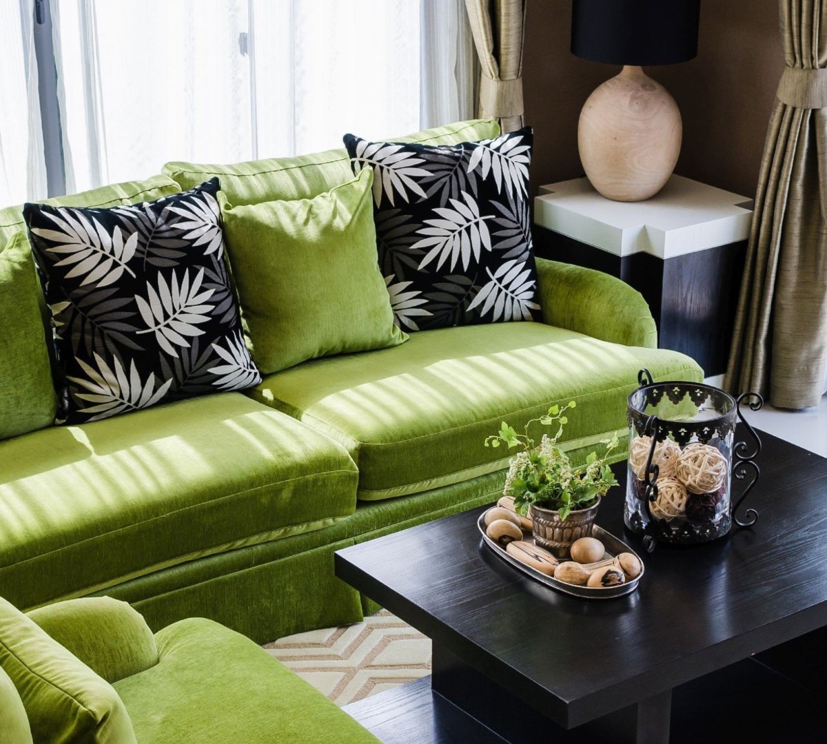 Фисташковый диван в интерьере