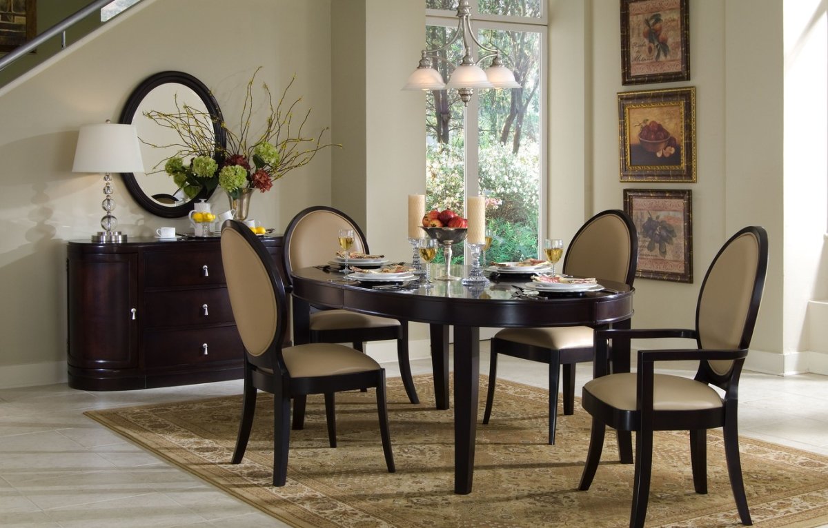 Стол в интерьере