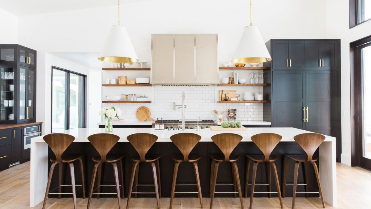 Стол на современной кухне сверху