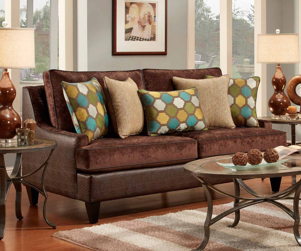 Декоративные подушки на коричневый диван