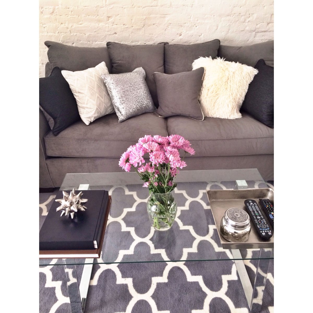 Декоративная подушка на окне