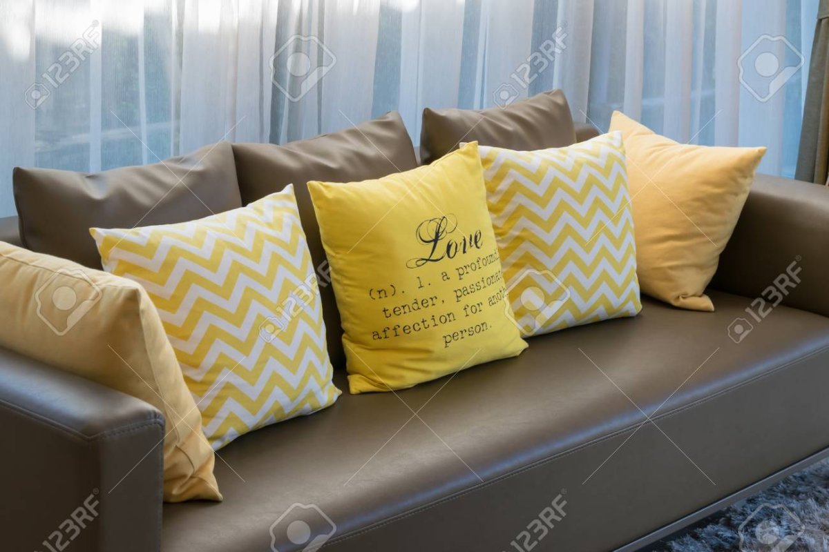 Бежевый диван с желтыми подушками