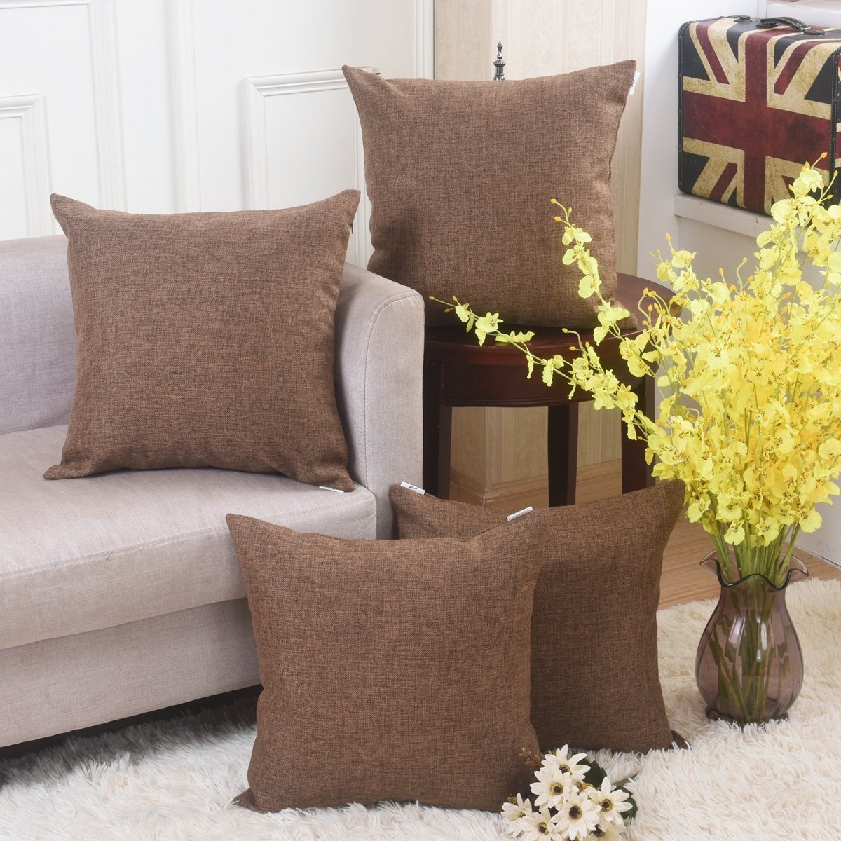 Декоративные подушки на коричневый диван