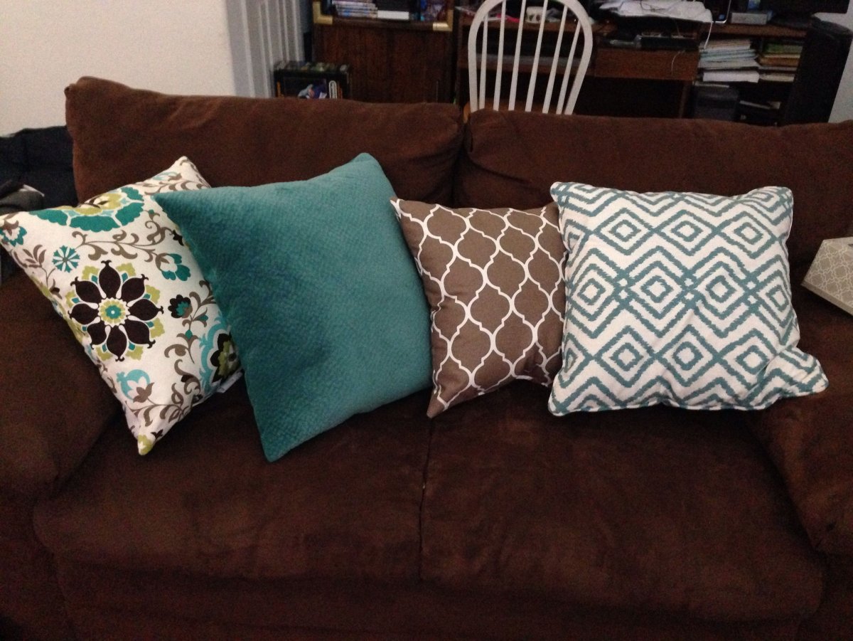 Подушки на диван шоколадного цвета