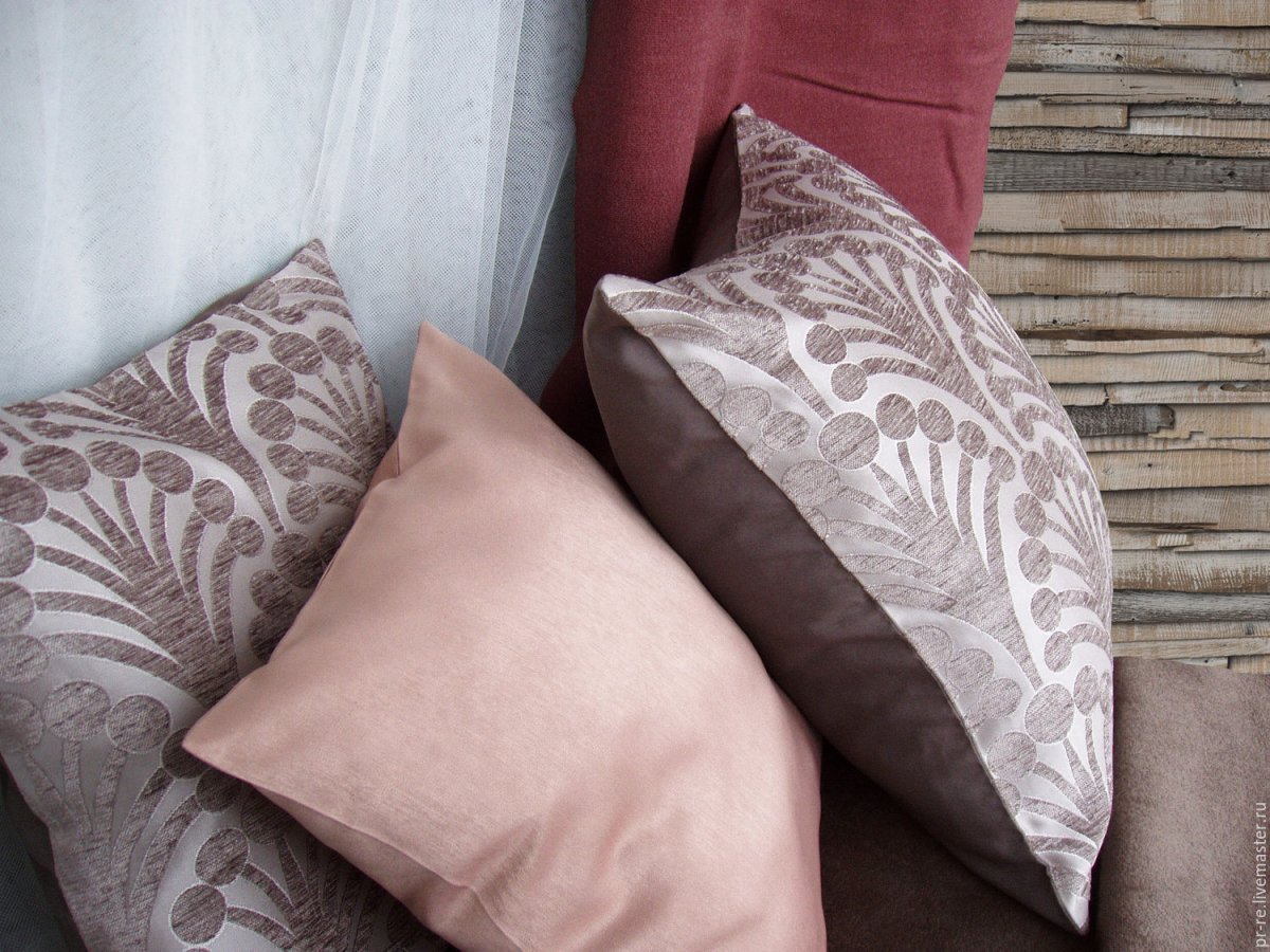 Красивые диванные подушки