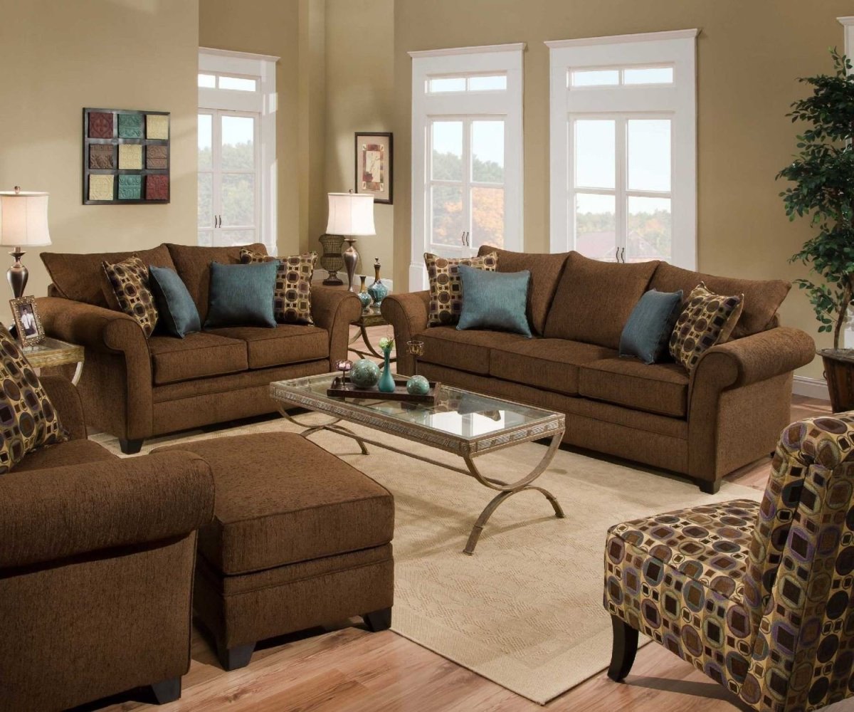 Коричневый диван с подушками