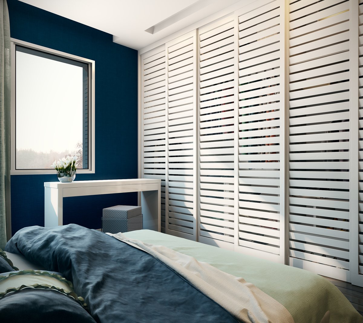 Шкаф с жалюзийными дверцами в интерьере спальни