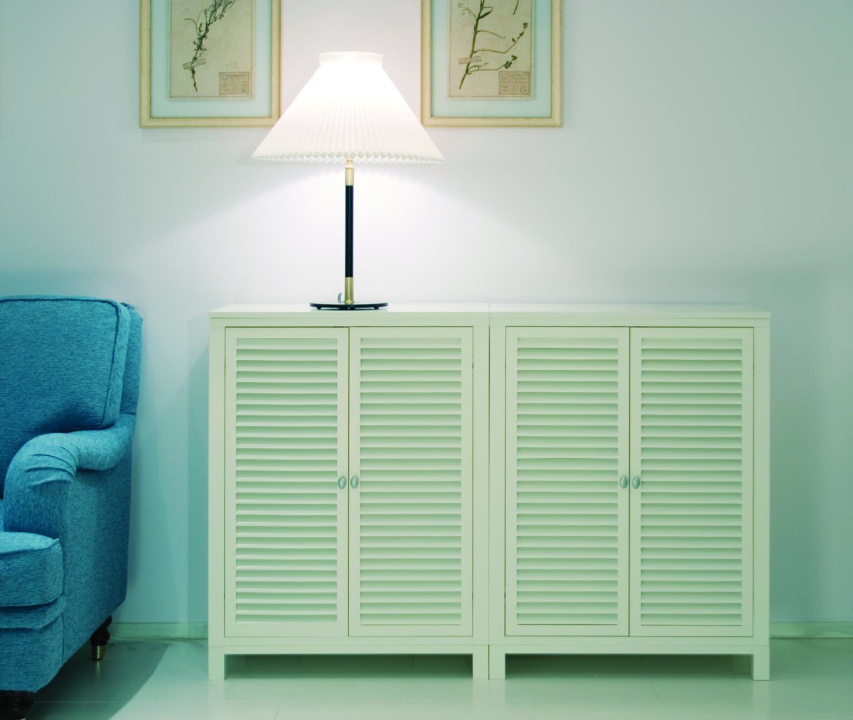 Встроенный распашной шкаф с нишей под ТВ