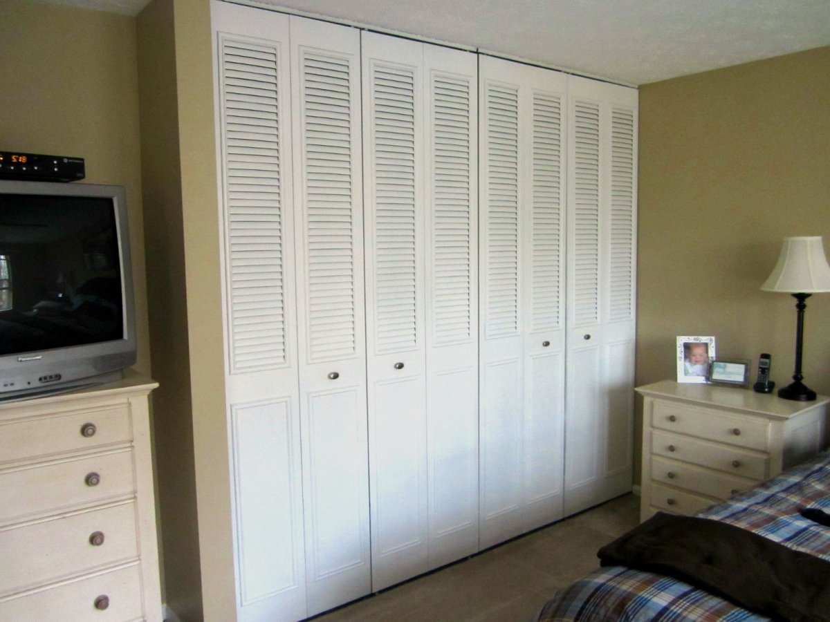 Шкаф в прихожую с жалюзийными дверцами