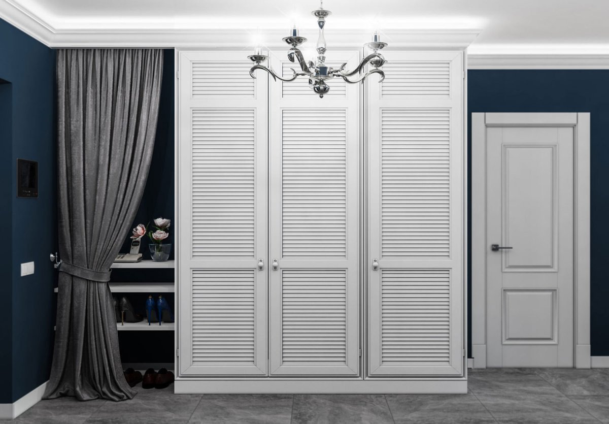 Гардеробная в спальне с жалюзийными дверцами