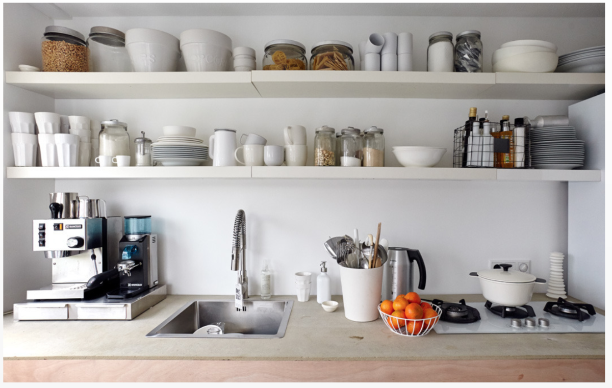 Кухня с открытыми полками