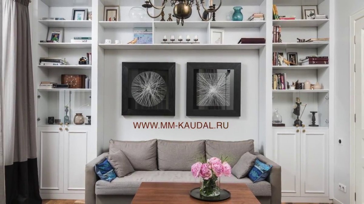 Книжная полка за диваном
