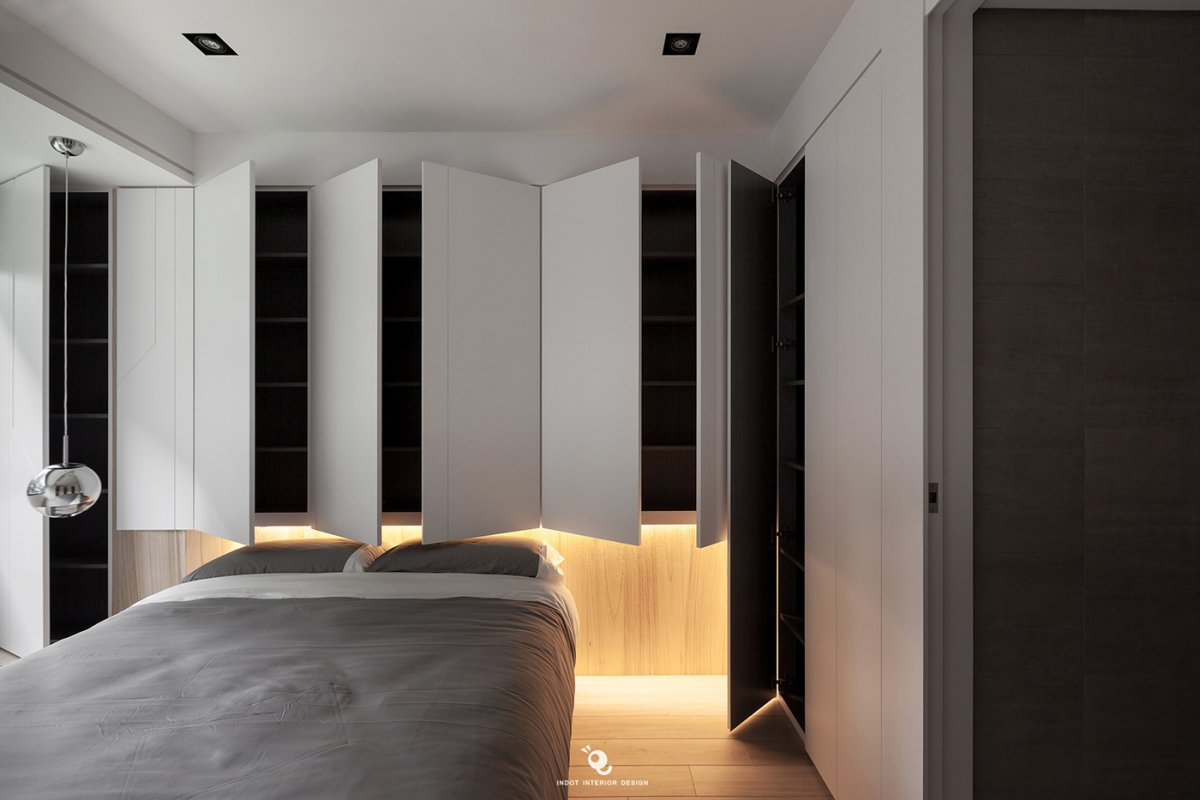 Спальня со шкафом в изголовье