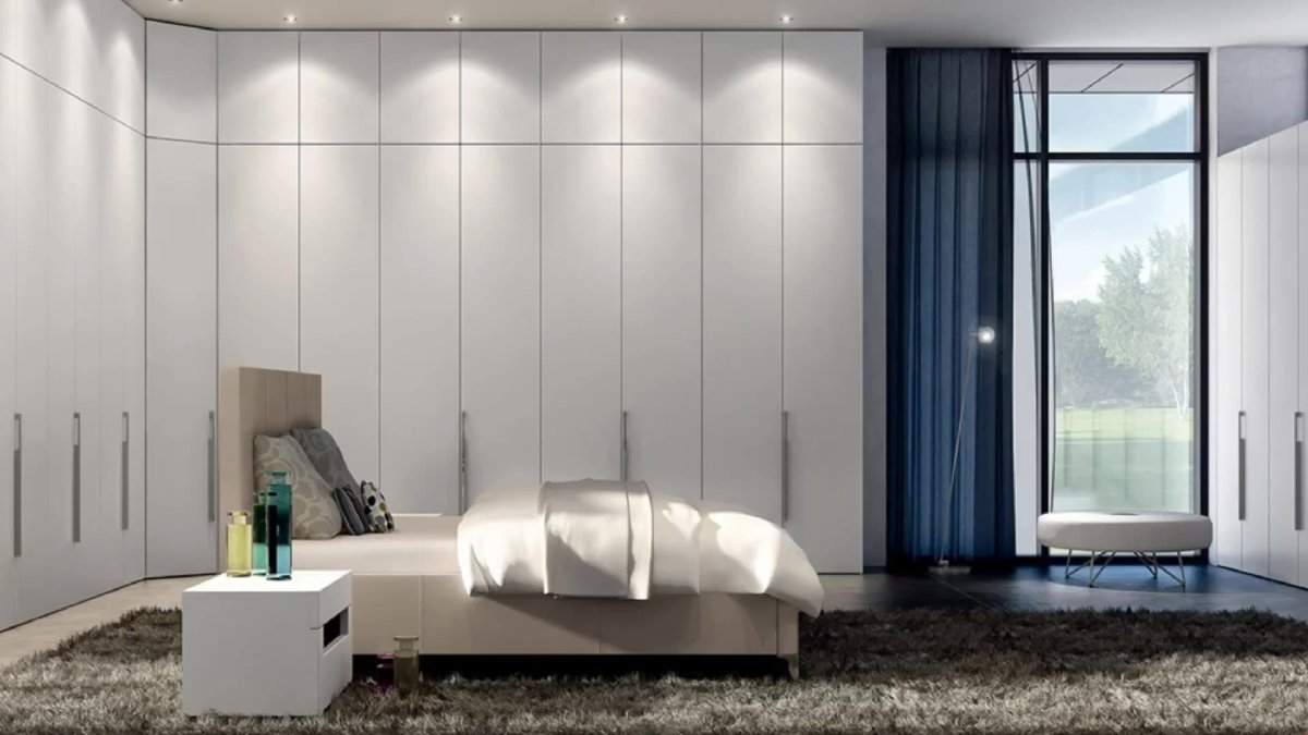 Спальня в современном стиле с гардеробной