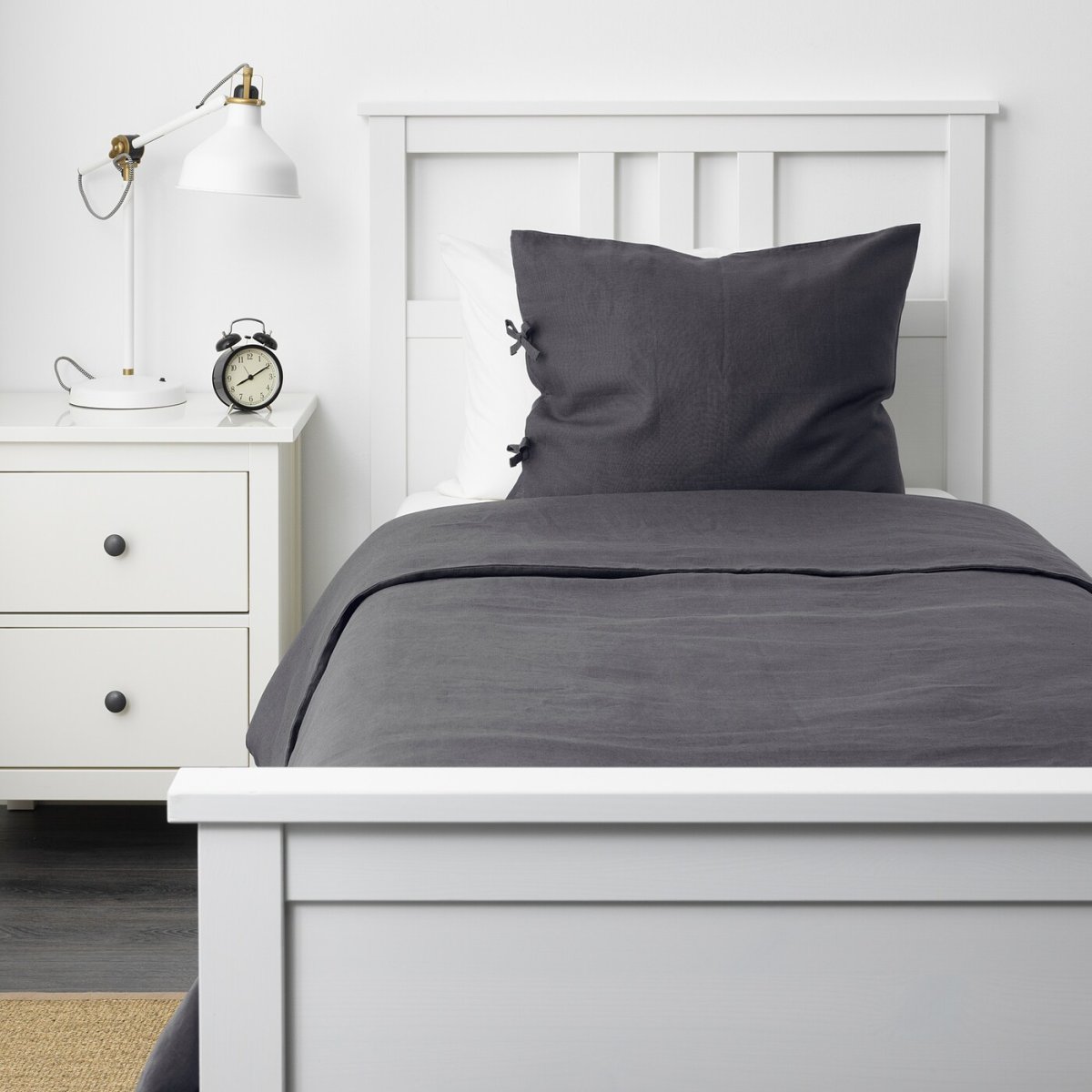 Холостяцкая кровать