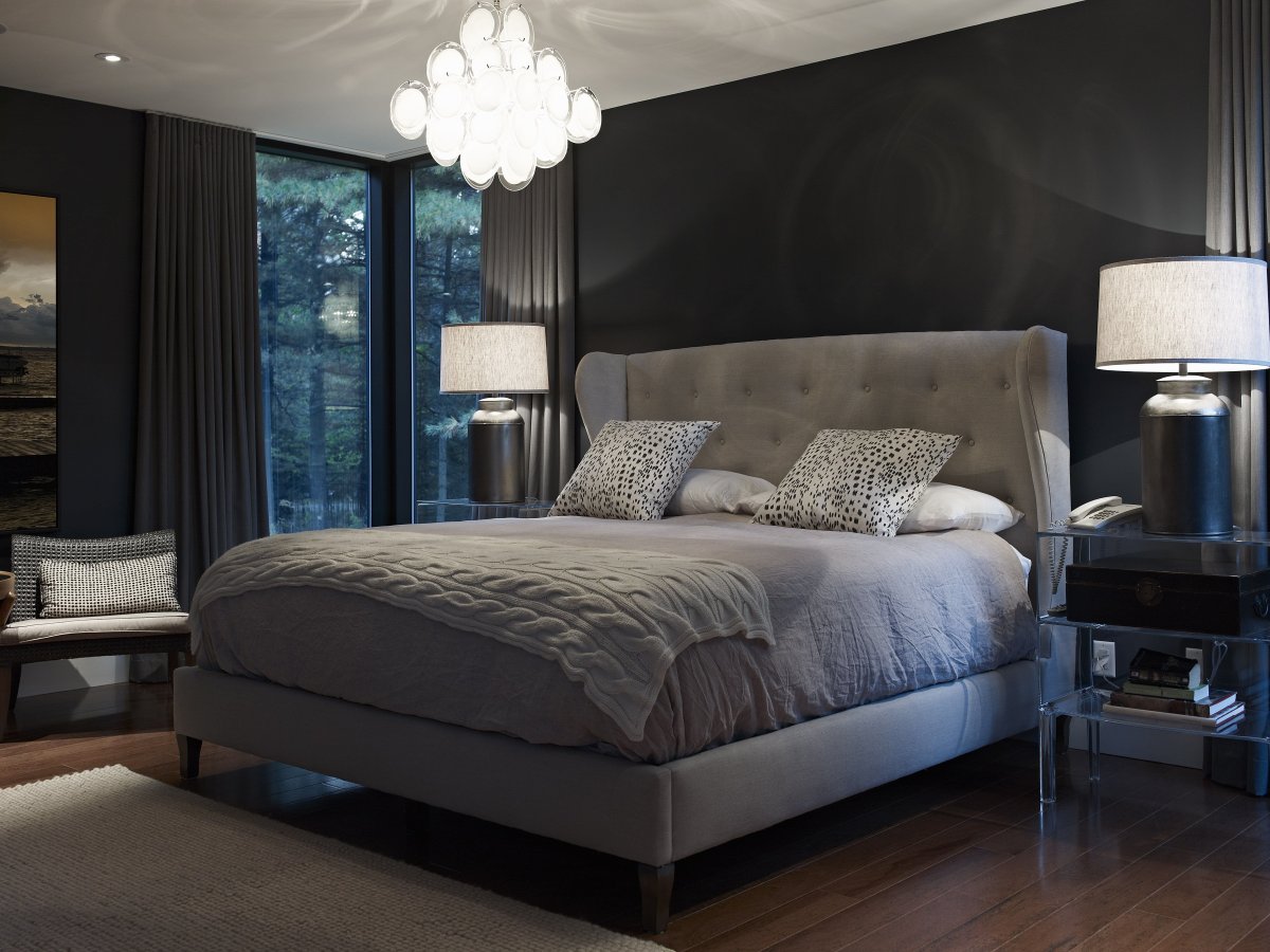 Полки над изголовьем кровати