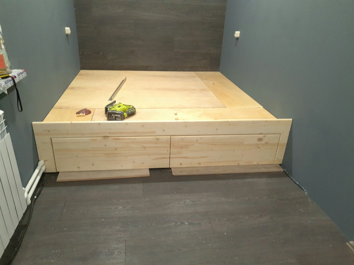 Кровать с выдвижными ящиками для хранения своими руками