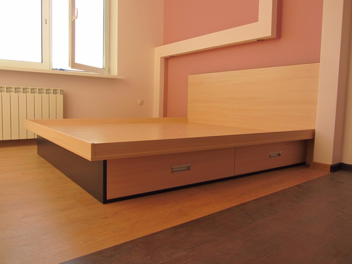 Кровать из стеллажей своими руками