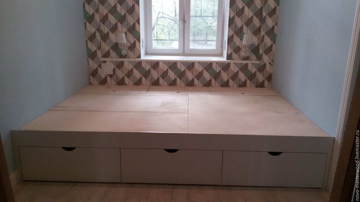 Двуспальная кровать из фанеры