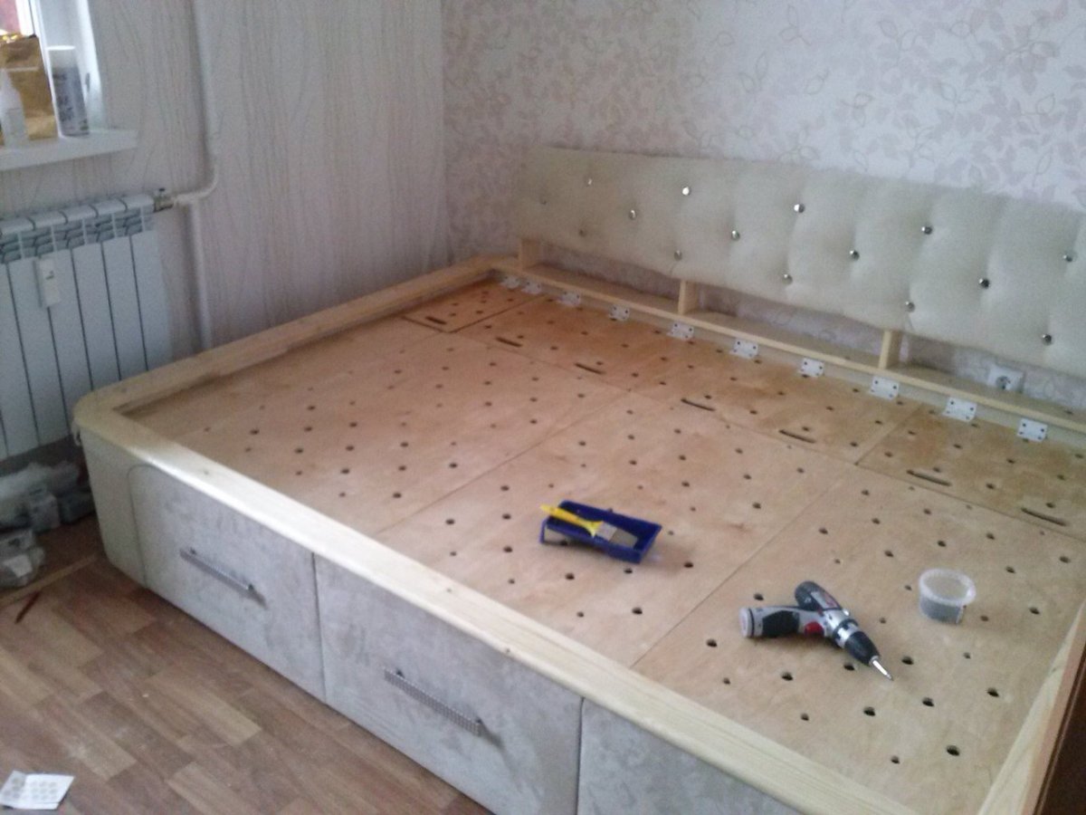 Деревянная кровать с ящиками