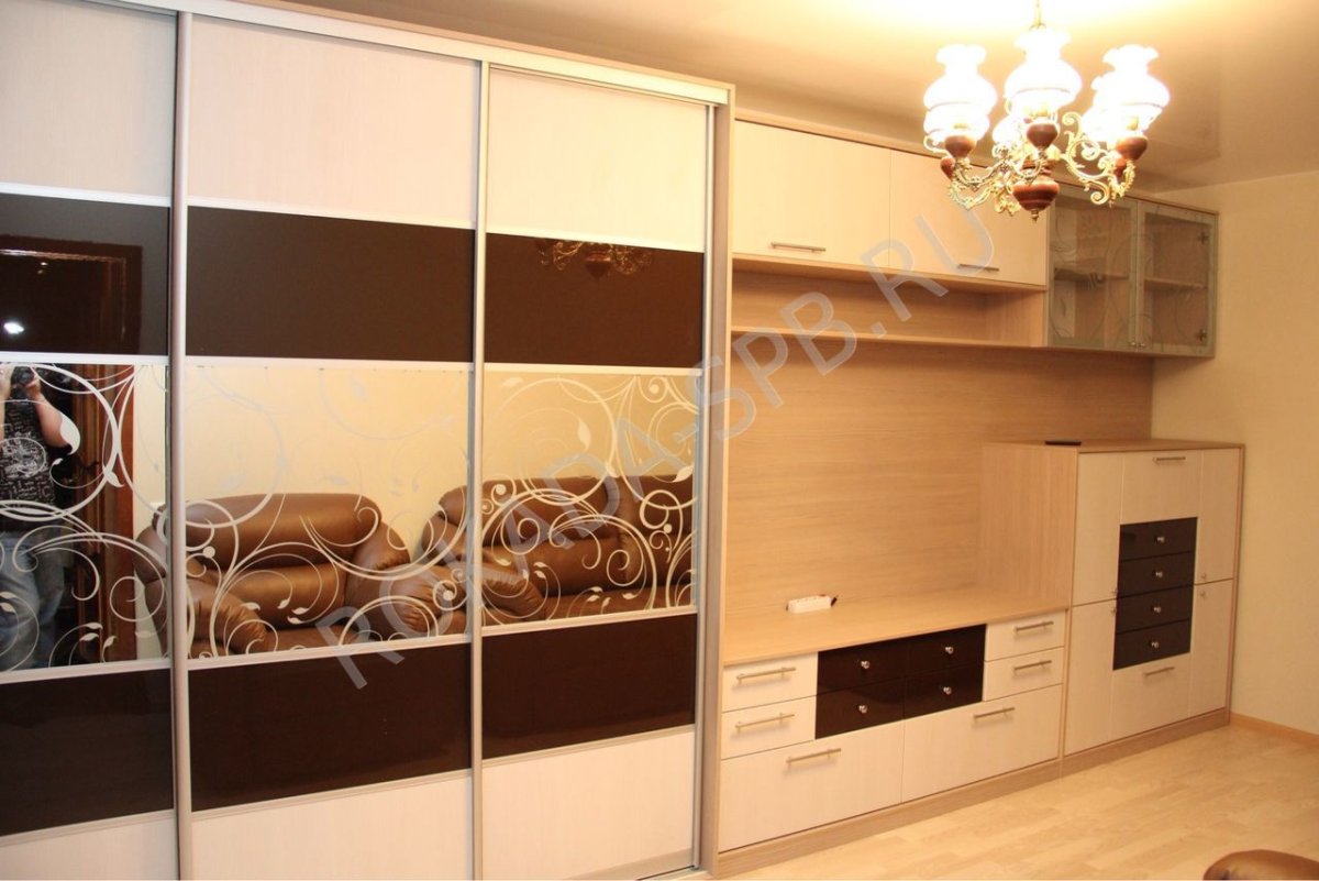 Гостиная с встроенным шкафом-купе