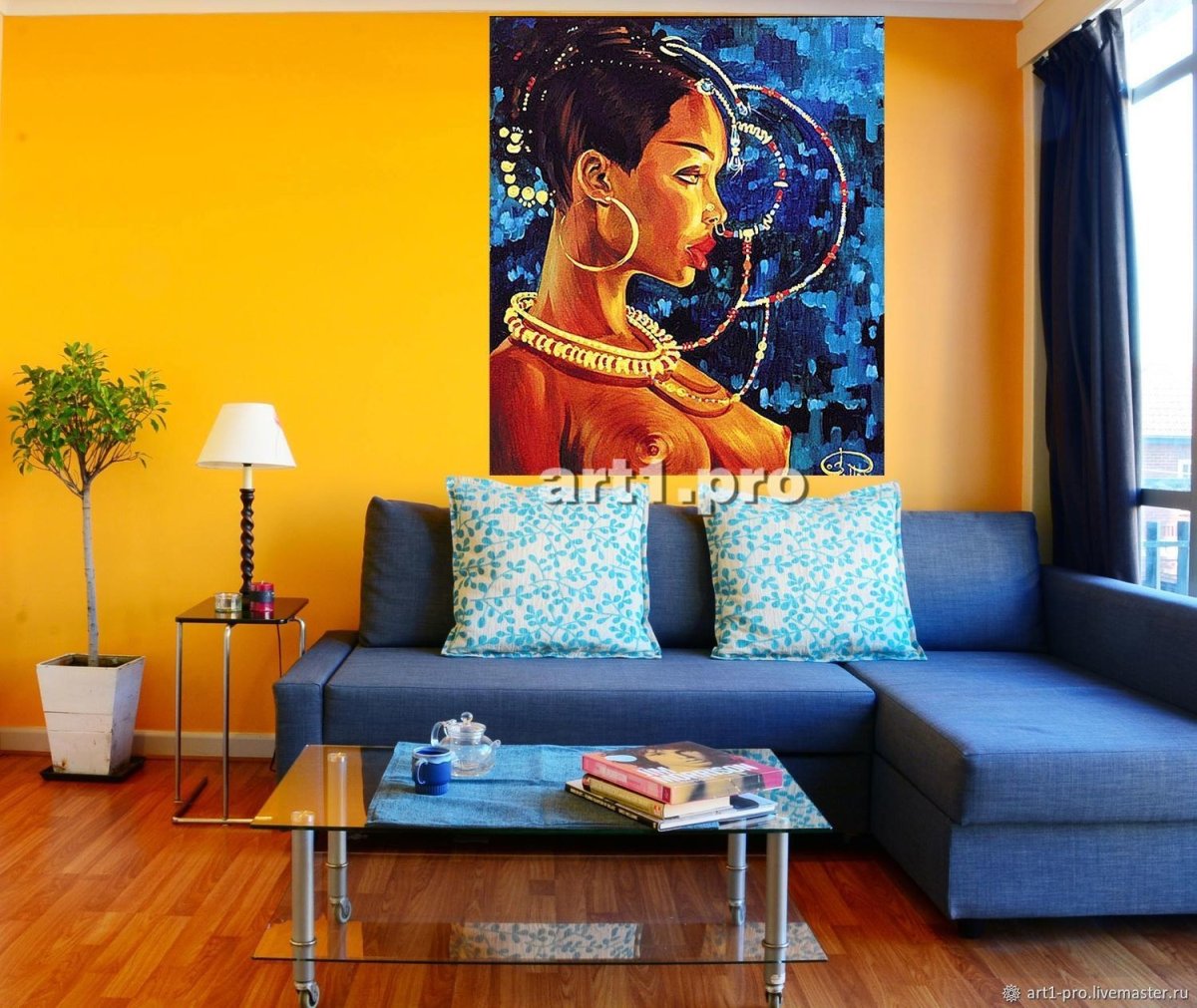 Синий диван с желтыми подушками