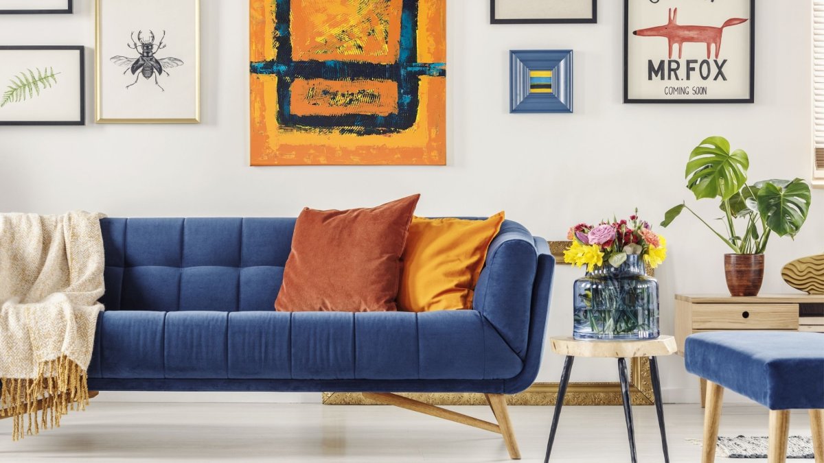 Яркие диванные подушки