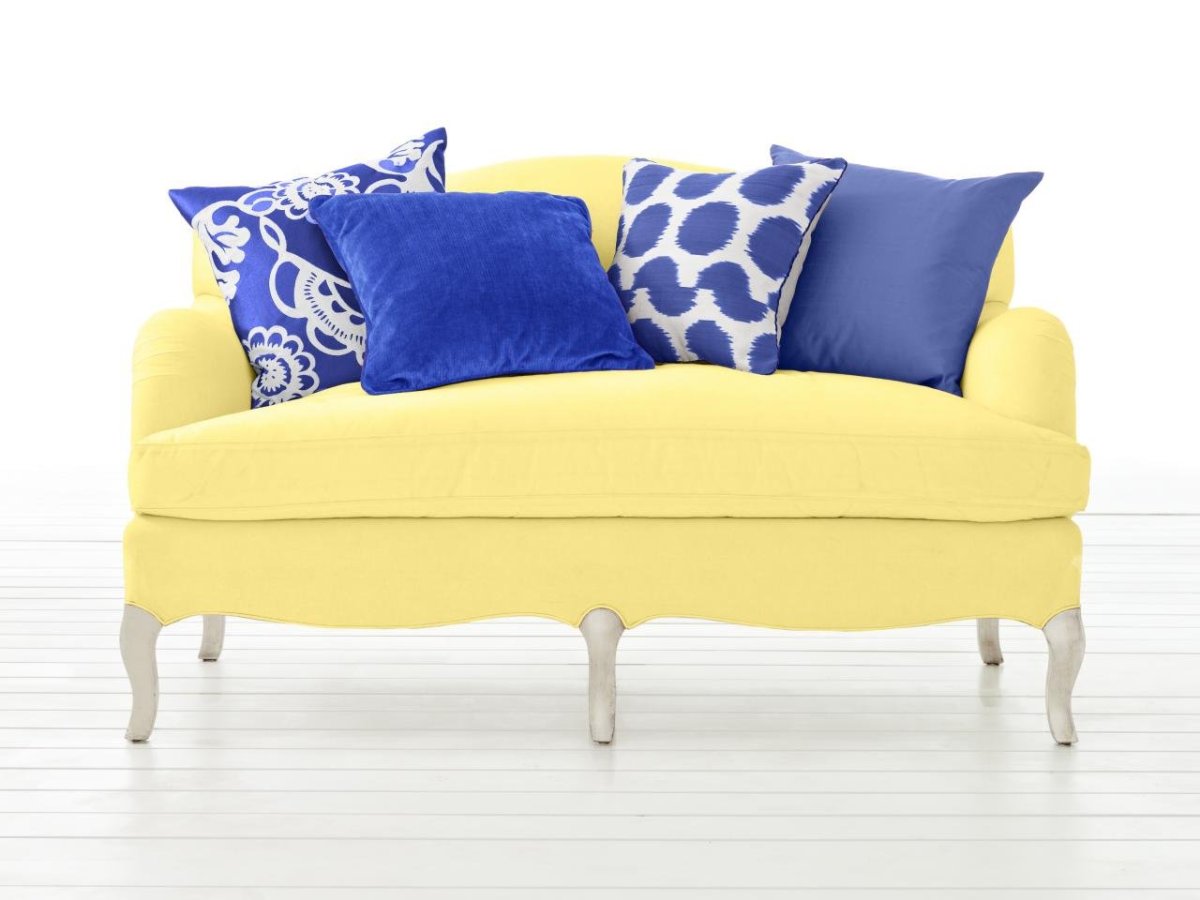 Синий диван в интерьере