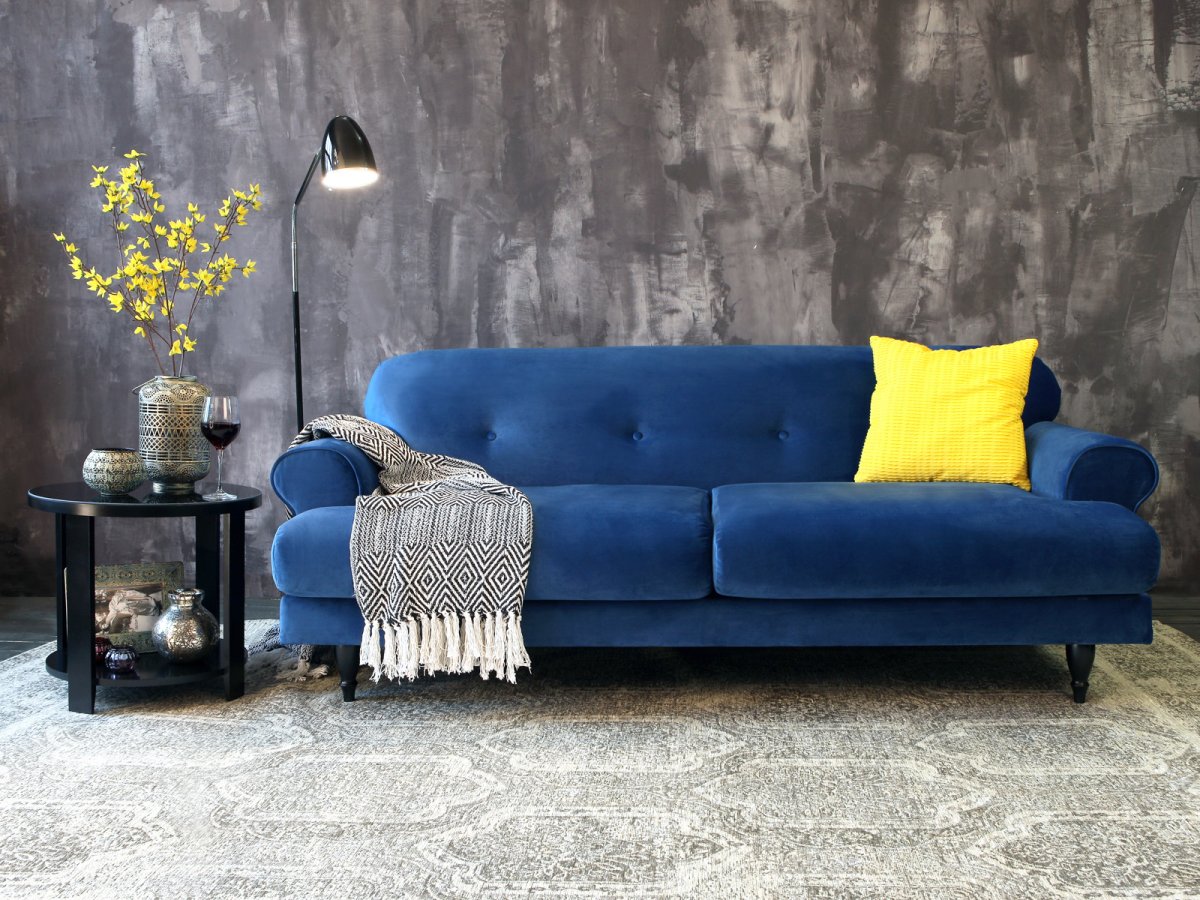 Синий диван с цветными подушками