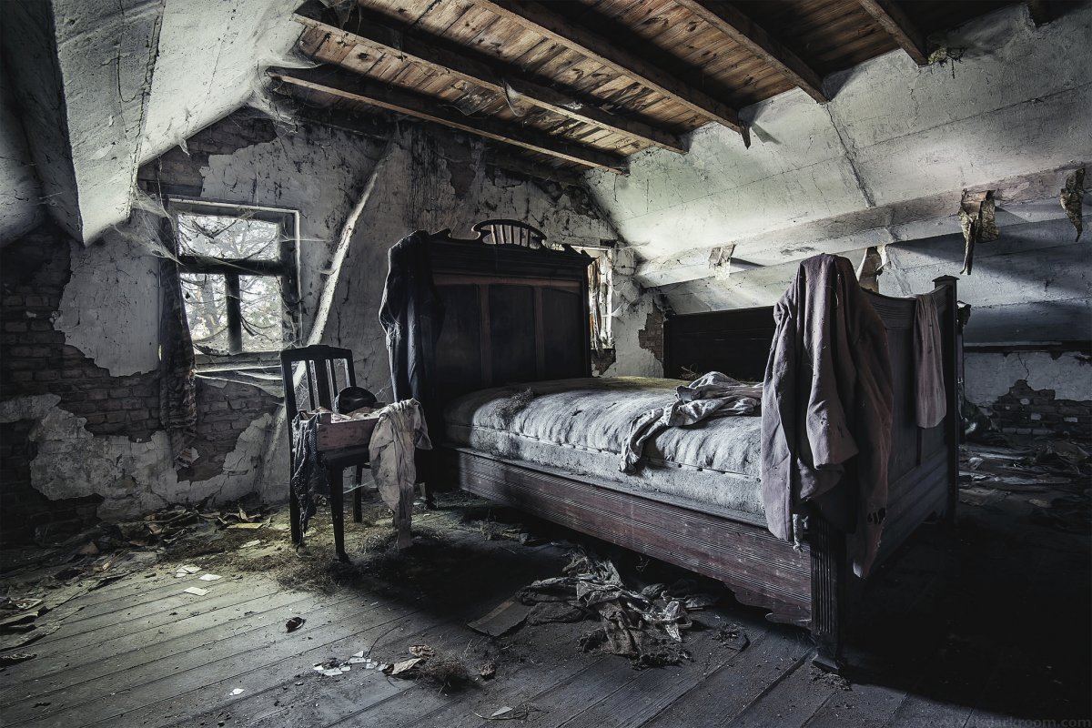 Спальня в заброшенном доме