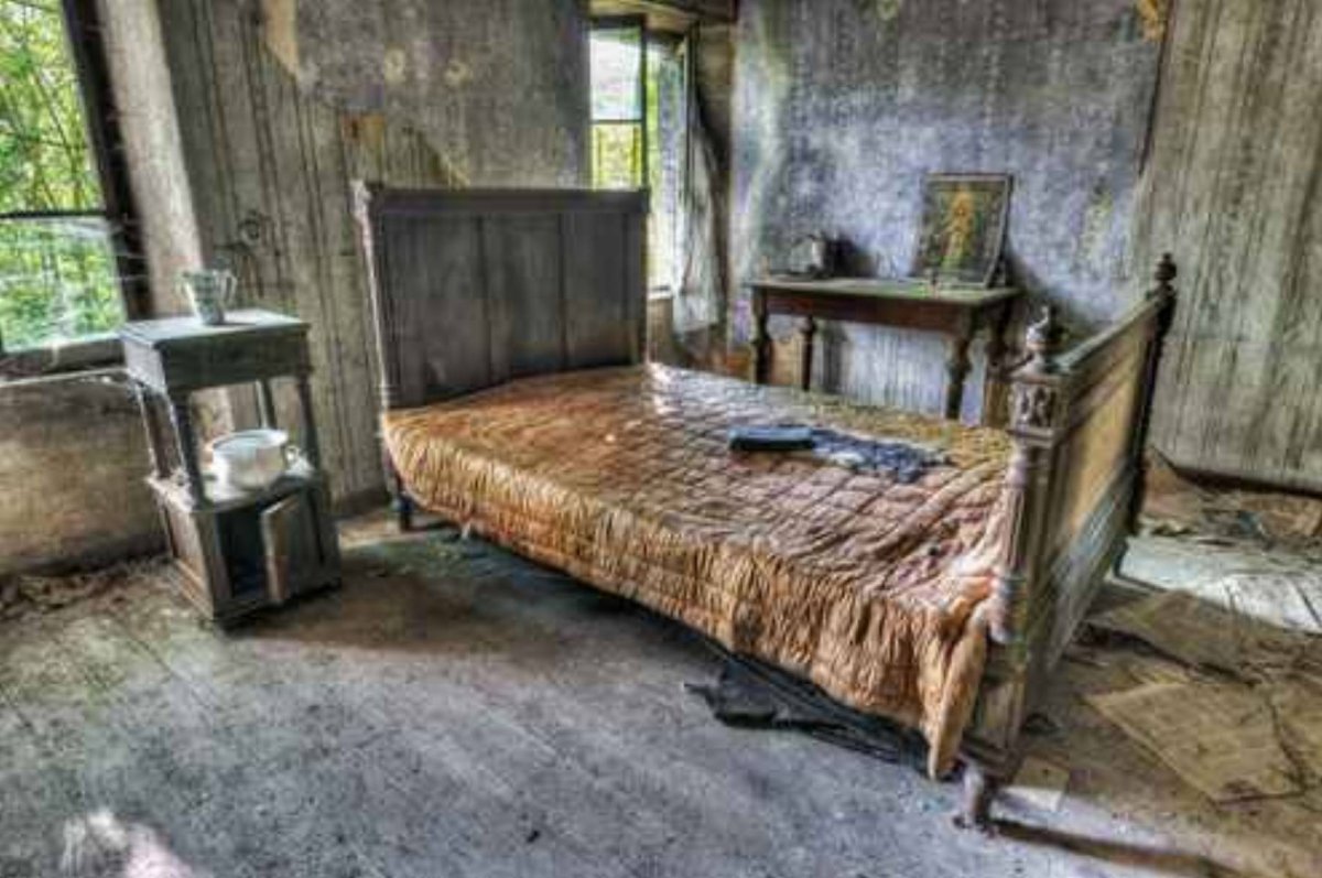 Кровать в заброшенном доме