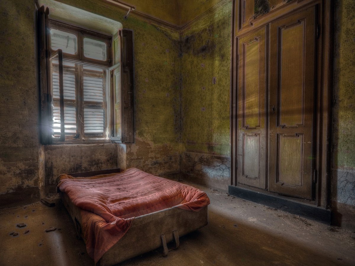 Спальня в заброшенном доме