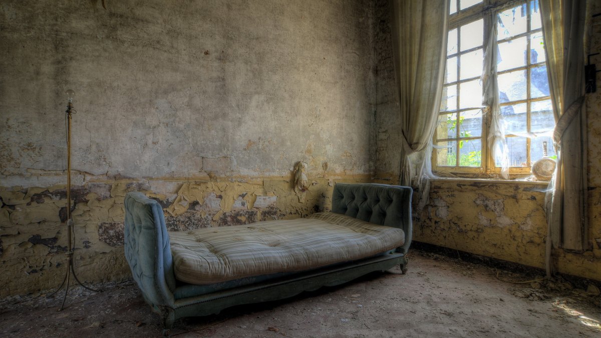 Мрачная комната с кроватью