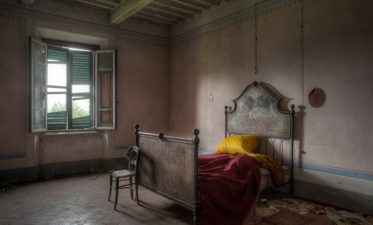 Кровать в заброшенном доме